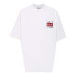 Maglietta bianca minimalista con grafica divertente e stile casual versatile.