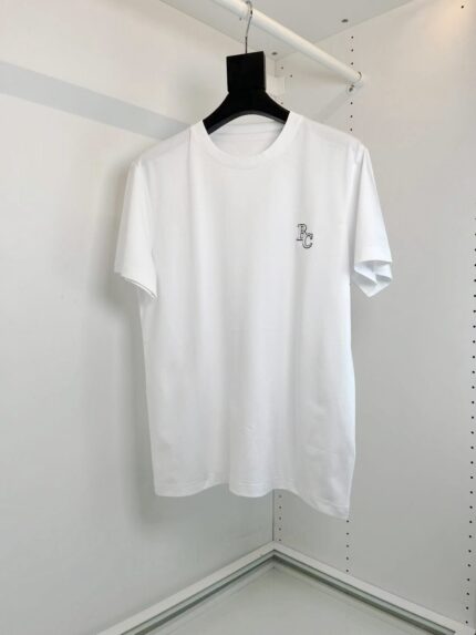 Maglietta bianca minimalista con logo sottile, semplice ed elegante, ideale per un look casual.