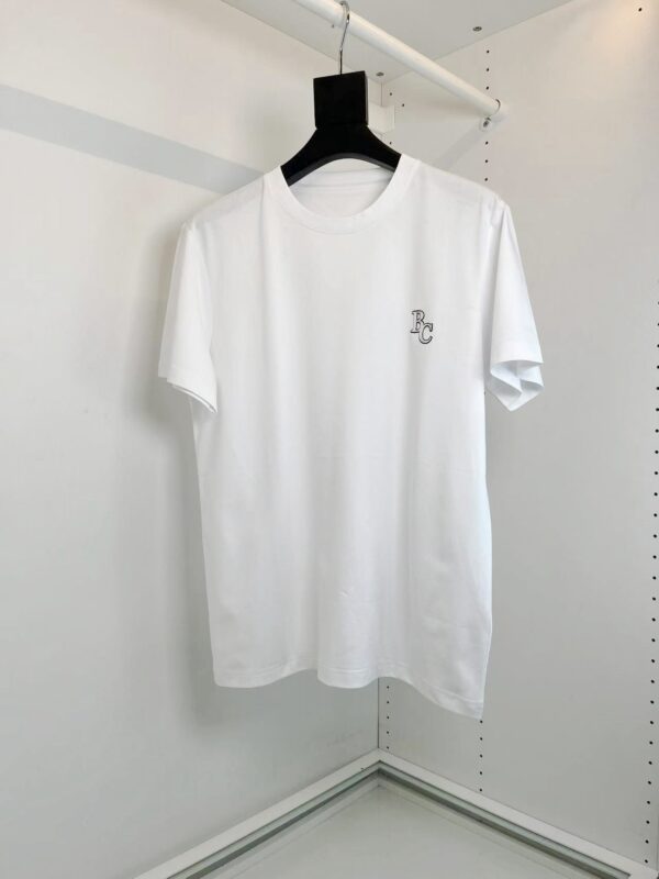Maglietta bianca minimalista con logo sottile, semplice ed elegante, ideale per un look casual.