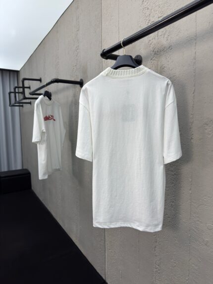 Magliette bianche minimaliste in arredamento industriale, elegante, moderna e senza clutter.