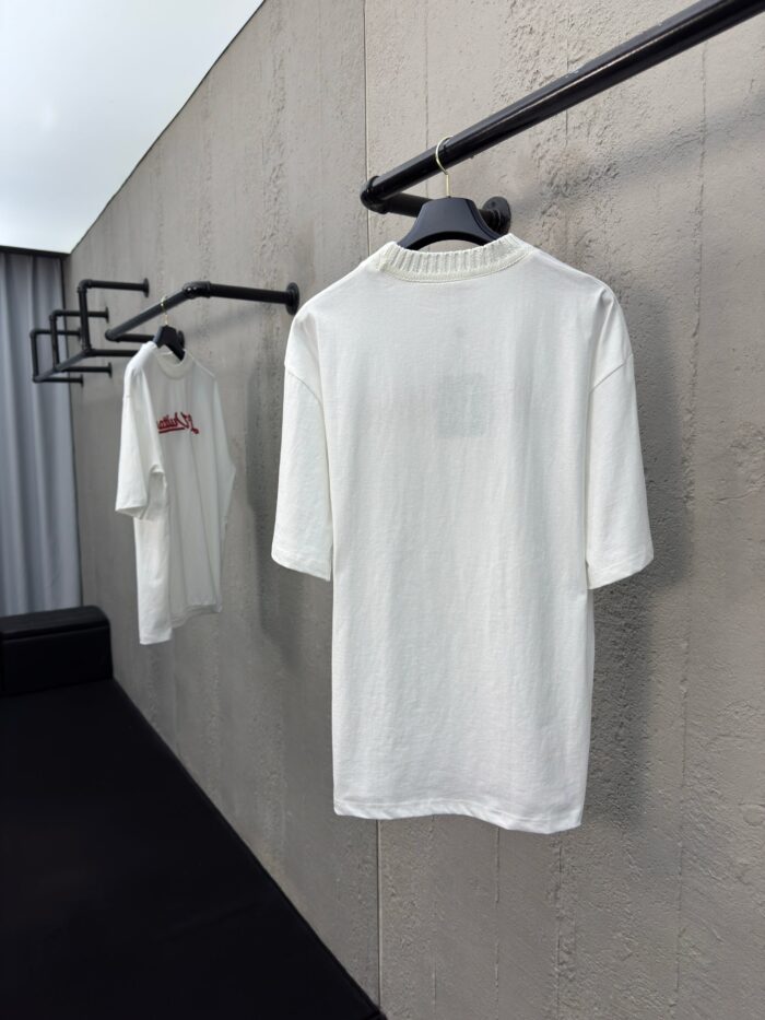 Magliette bianche minimaliste in arredamento industriale, elegante, moderna e senza clutter.
