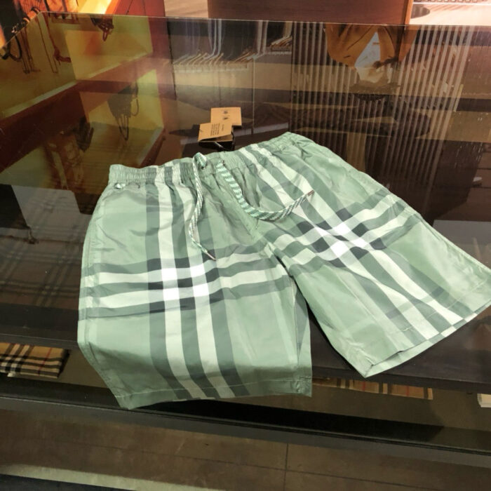 Pantaloncini estivi check verde menta, stile casual e confortevole, perfetti per loutdoor.