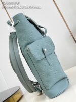 Borsa a spalla elegante in teal con logo embossato e scomparto pratico per ogni occasione.
