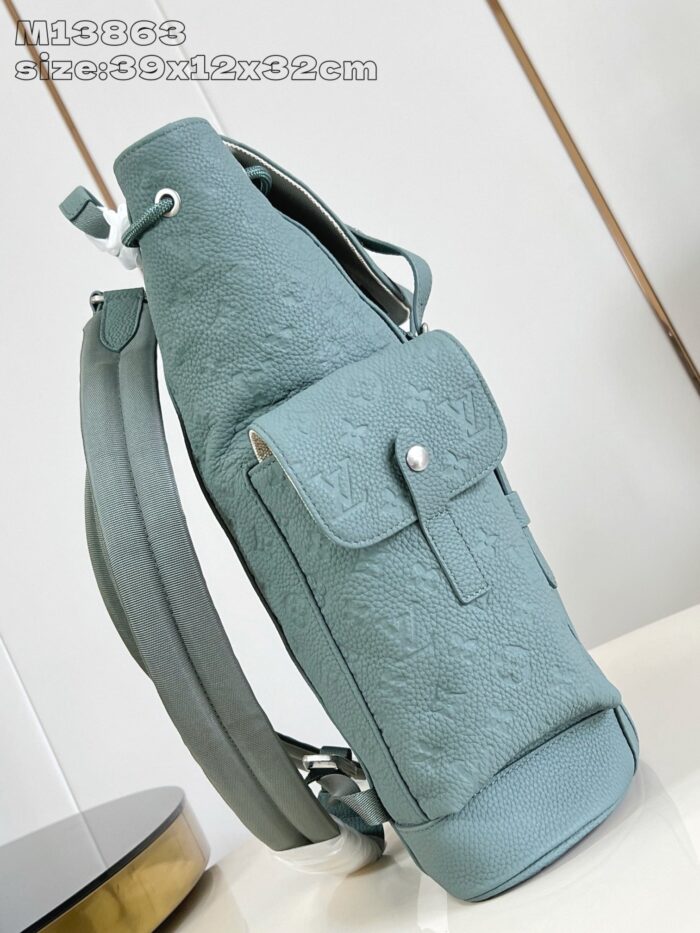Borsa a spalla elegante in teal con logo embossato e scomparto pratico per ogni occasione.