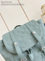 Zaino verde menta in pelle con dettagli eleganti e hardware in argento, stile moderno e pratico.