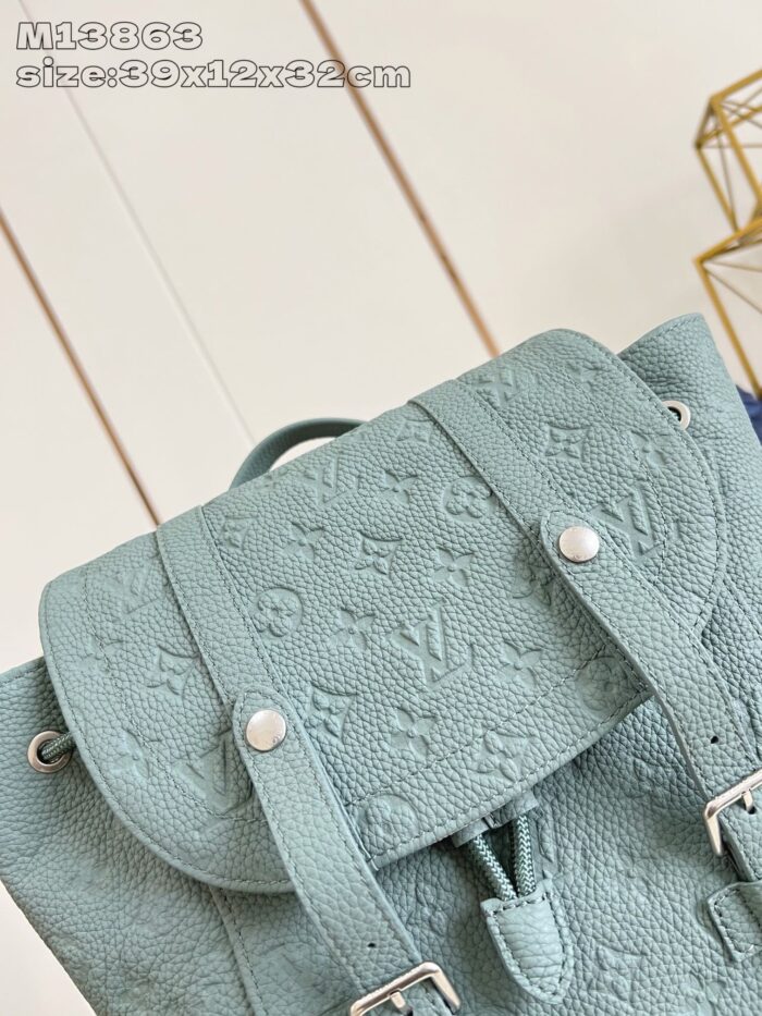 Zaino verde menta in pelle con dettagli eleganti e hardware in argento, stile moderno e pratico.