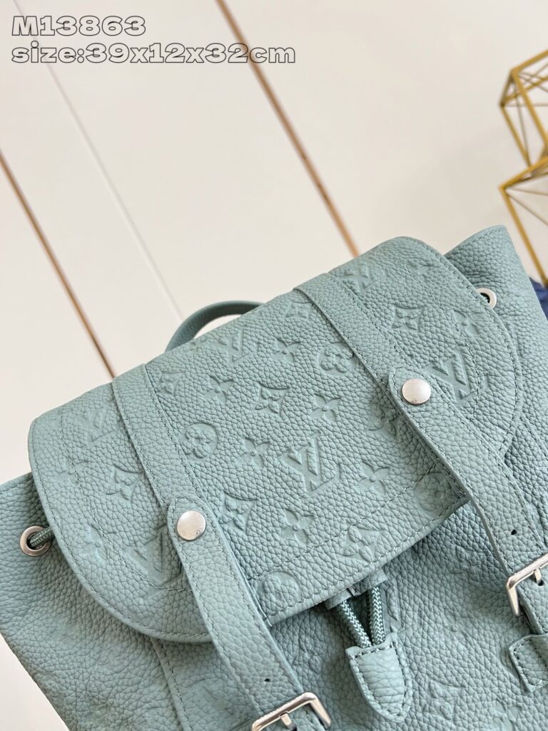 Zaino verde menta in pelle con dettagli eleganti e hardware in argento, stile moderno e pratico.
