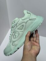 Sneaker verde menta moderna, leggera e confortevole, ideale per uno stile casual e di tendenza.