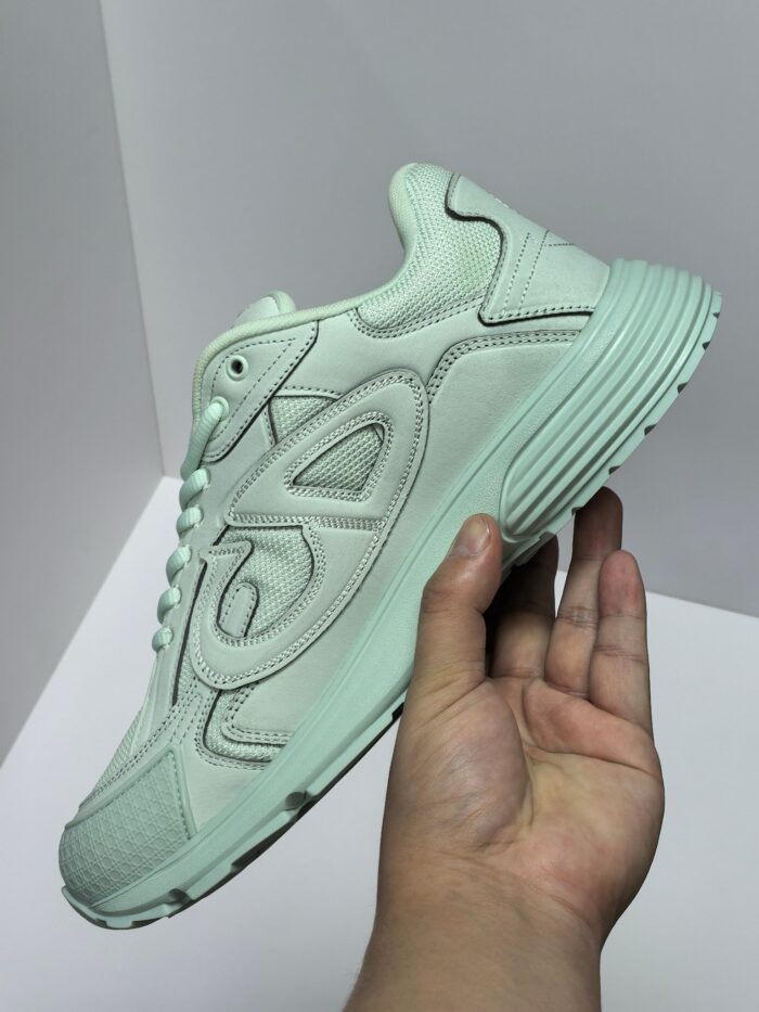 Sneaker verde menta moderna, leggera e confortevole, ideale per uno stile casual e di tendenza.