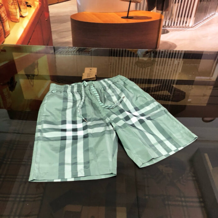 Pantaloncini verdi a tartan di lusso, stile casual chic, negozio di moda di alta qualità.