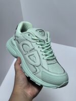 Sneaker verde menta casual, confortevole, con dettagli moderni e supporto per stile urbano.