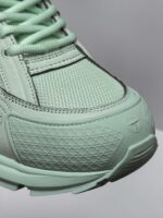 Sneaker donna menta moderna con dettagli in mesh e texture strutturata, stile e comfort premium.