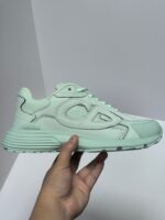 Sneaker verde menta moderna, leggera, comoda e versatile per sport e stile casual.