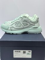 Scarpa sneakers verde menta moderna, suède, mesh, suola scanalata e comfort impareggiabile.