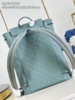 Zaino in pelle blu turchese con dettagli eleganti e design contemporaneo, perfetto per ogni occasione.