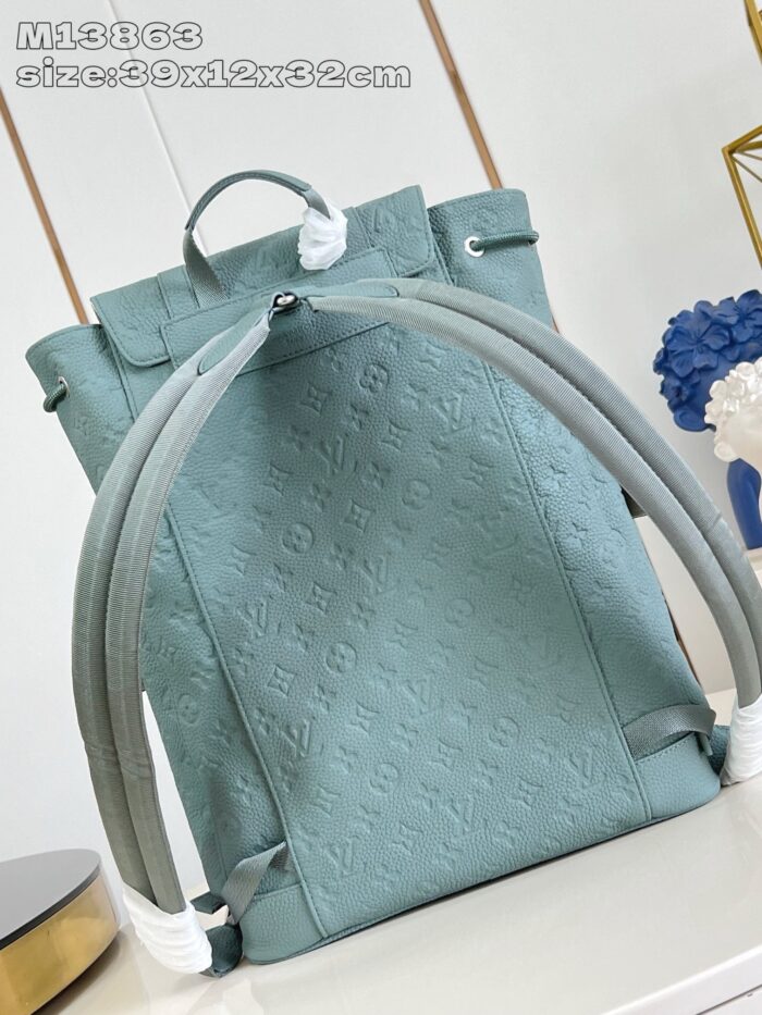 Zaino in pelle blu turchese con dettagli eleganti e design contemporaneo, perfetto per ogni occasione.