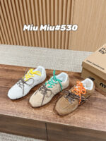 Sneaker Miu Miu modello 530 colorate, moderne, stile sportivo elegante, perfette per ogni outfit.