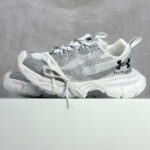 Sneakers Balenciaga bianche e grigie, moderne, traspiranti, comfort elevato, logo visibile, stile urbano.