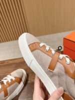 Scarpa sneakers in pelle beige e cuoio tan, stile moderno e dettagli eleganti.