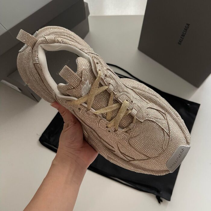Sneaker beige elegante con lacci giallastri, design moderno, materiali di qualità e stile raffinato.