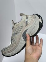 Scarpa sneakers beige uomo, moderna, confortevole, con suola rigida e design sportivo.