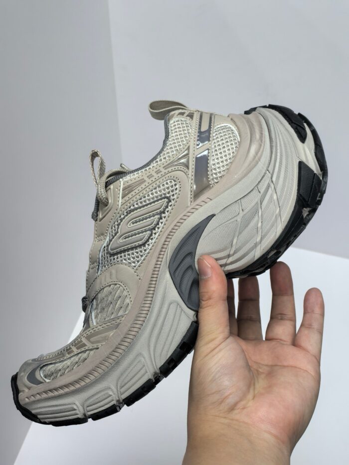 Scarpa sneakers beige uomo, moderna, confortevole, con suola rigida e design sportivo.