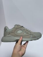 Sneaker maschile beige con design moderno, dettagli texturizzati e suola stabile.