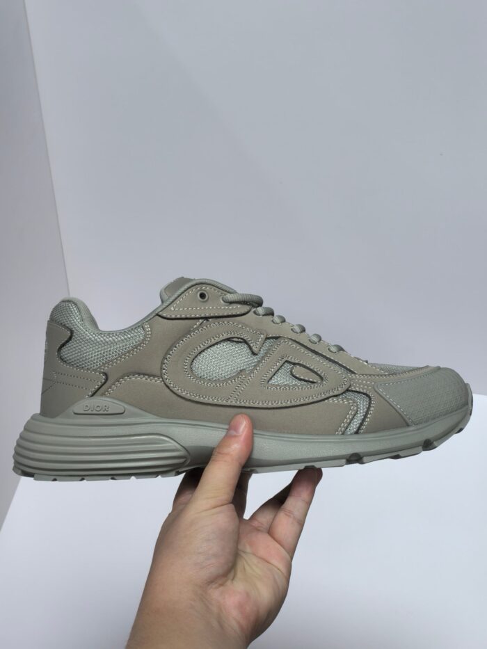 Sneaker maschile beige con design moderno, dettagli texturizzati e suola stabile.