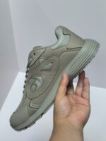 Sneaker moderna beige, traspirante, comoda e versatile per stile quotidiano e attività leggere.