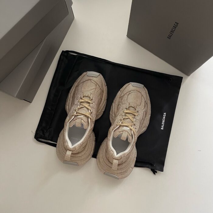 Sneakers beige moderne con borsa nera e scatole grafiche, stile urbano e fashion.