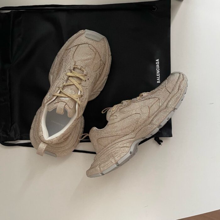 Sneakers beige moderni con borsa nera elegante, stile sportivo chic e dettagli di alta qualità.