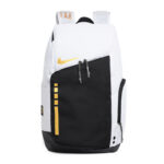 Zaino Nike bianco e nero con logo giallo, design moderno e pratico per ogni stile.