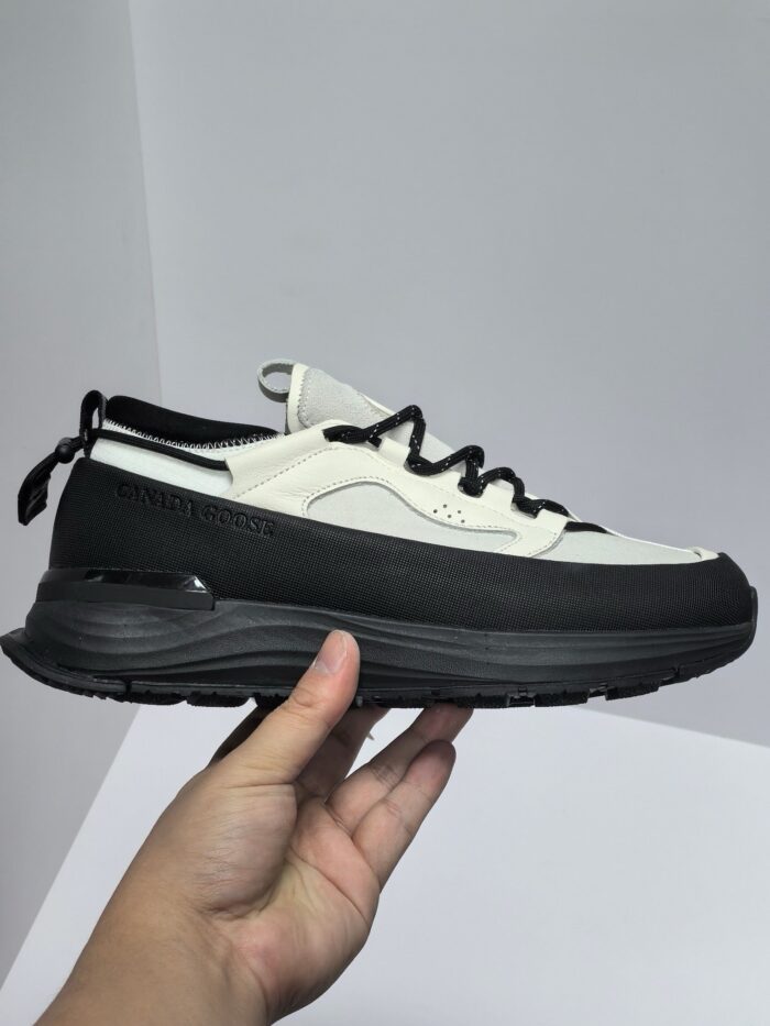 Sneaker bianca e nera moderna, comfort, supporto, design urban e stile contemporaneo.