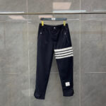 Pantaloni navy con strisce bianche, stile sportivo e moderno, comfort e stile sofisticato.