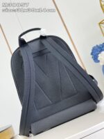 Zaino nero moderno e elegante, perfetto per uso quotidiano e stile urbano.