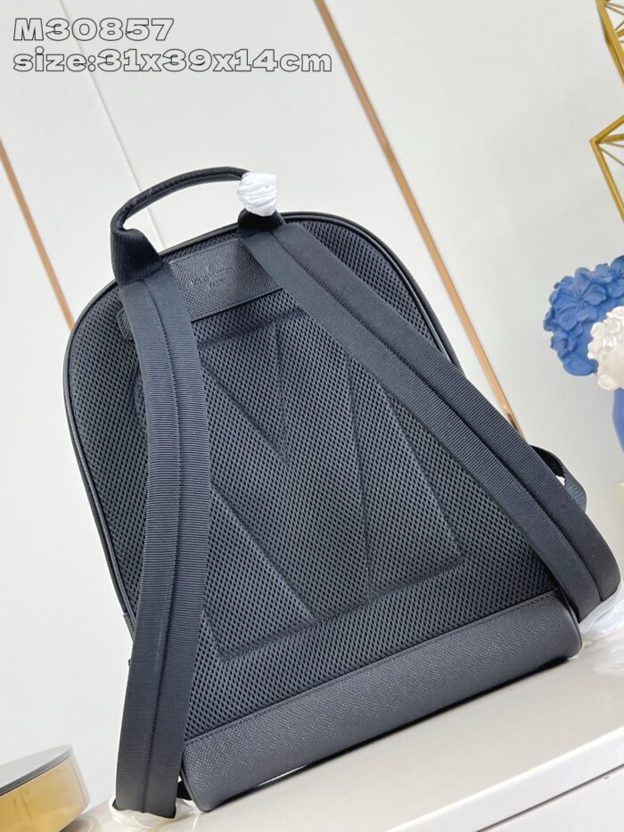 Zaino nero moderno e elegante, perfetto per uso quotidiano e stile urbano.