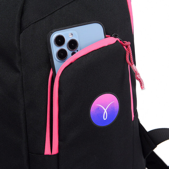 Zaino nero moderno con dettagli rosa, logo colorato e tasca frontale per smartphone.