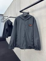Giacca nera moderna con logo colorato, stile funzionale e di tendenza per loutdoor urbano.