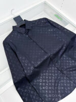Camicia uomo nera slim fit con motivo elegante, tessuto lucido e stile raffinato.