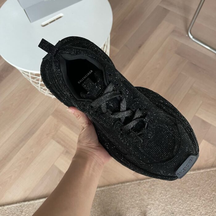 Sneaker nera moderna, leggera e versatile per stile casual e urbano.