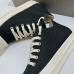 Sneakers nere moderne con lacci crema e suola elegante, outfit casual e sofisticato.