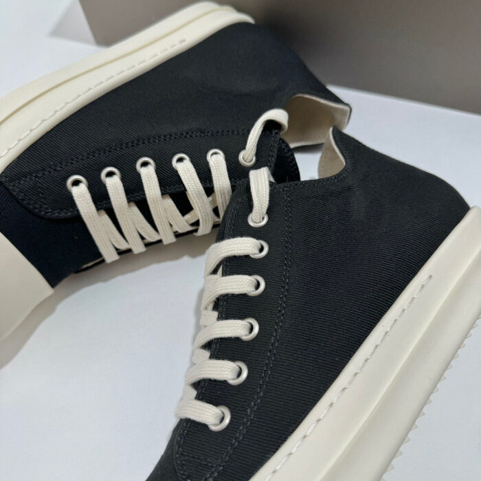Sneakers nere moderne con lacci crema e suola elegante, outfit casual e sofisticato.