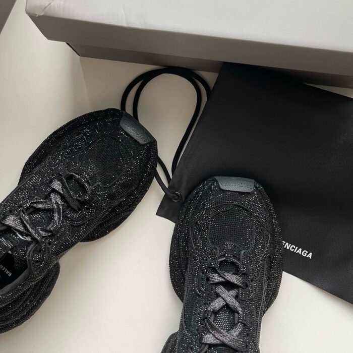 Sneakers nere di lusso con borsa minimalista, stile moderno e design elegante.
