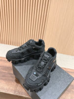 Sneaker nere moderne con suola rugged e dettagli streetwear, stile urbano e funzionale.