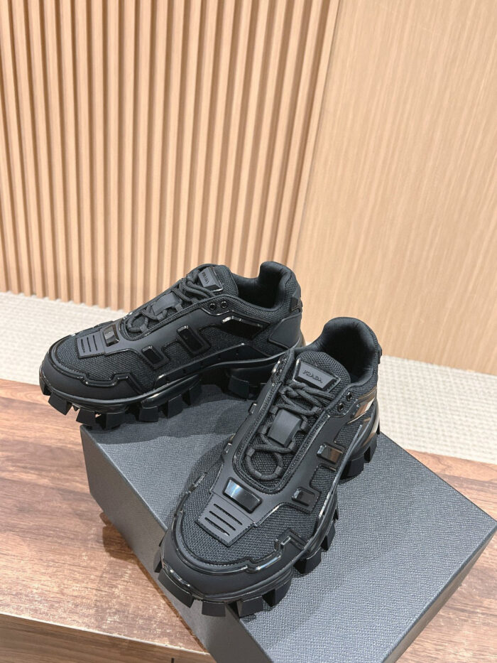 Sneaker nere moderne con suola rugged e dettagli streetwear, stile urbano e funzionale.