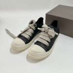 Sneakers nere con suola chunky, lacci grigi e dettagli eleganti, perfette per uno stile casual trendy.
