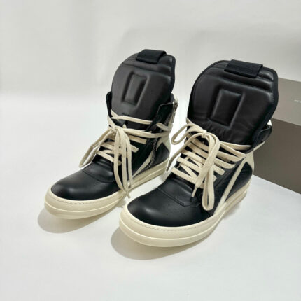 Scarpe high-top nere e crema, stile moderno, comfort, design streetwear e fashion contemporaneo.