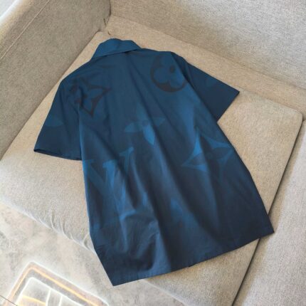 Camicia moderna blu navy con geometrie e logo, stile streetwear e design elegante.