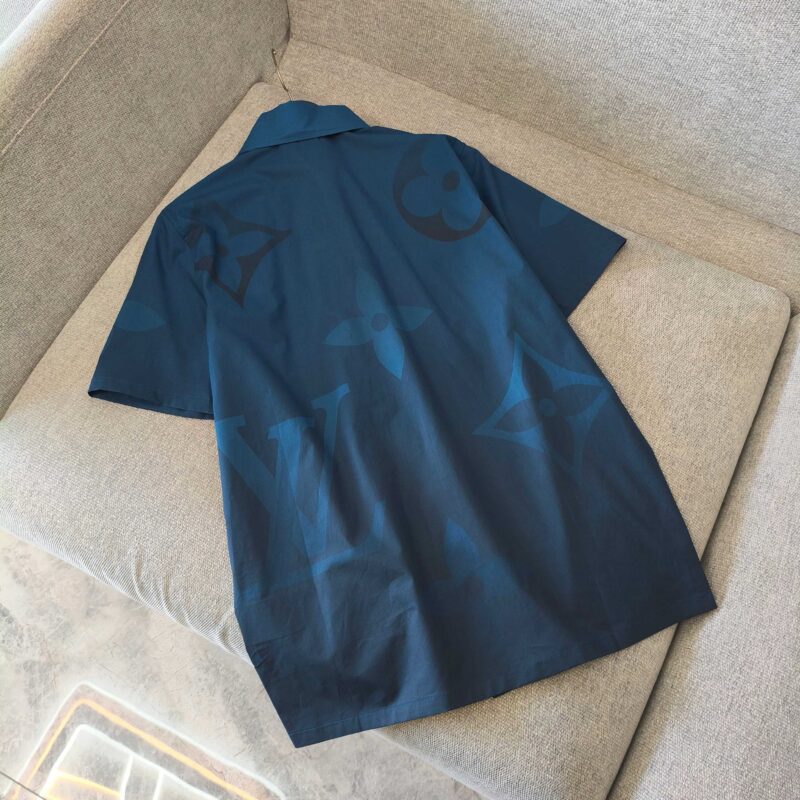 Camicia moderna blu navy con geometrie e logo, stile streetwear e design elegante.