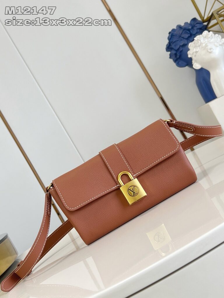 Borsa in pelle marrone elegante con chiusura a lucchetto oro e tracolla regolabile.